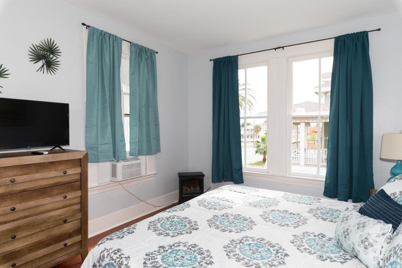Вилла Beautiful Two-Story In Central Galveston, Short Walk To Beach, Near Downtown! | Seas The Breeze Экстерьер фото